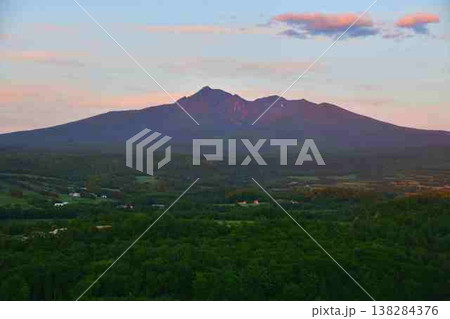 斜里岳山麓の夕暮れ 斜里岳山麓の夕暮れ 138284376