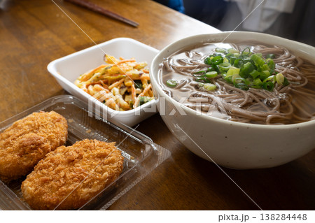 日本のとても美味しい昼食のかけそば 138284448