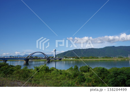長良川大橋と木曽三川公園・展望タワー《長良川左岸より撮影》 138284499