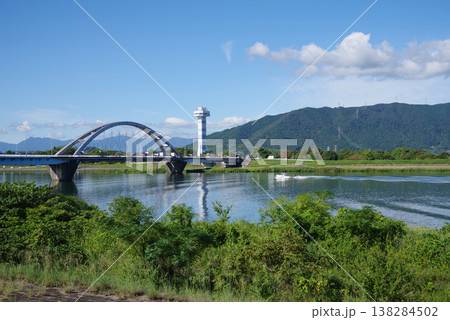 長良川大橋と木曽三川公園・展望タワー《長良川左岸より撮影》 138284502