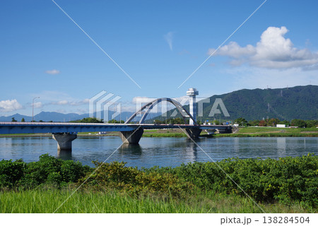 長良川大橋と木曽三川公園・展望タワー《長良川左岸より撮影》 長良川大橋と木曽三川公園・展望タワー《長良川左岸より撮影》 138284504