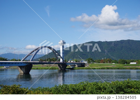 長良川大橋と木曽三川公園・展望タワー《長良川左岸より撮影》 長良川大橋と木曽三川公園・展望タワー《長良川左岸より撮影》 138284505