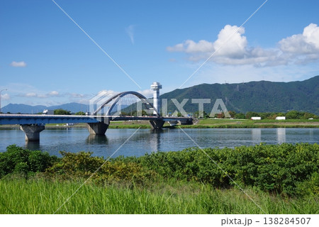 長良川大橋と木曽三川公園・展望タワー《長良川左岸より撮影》 長良川大橋と木曽三川公園・展望タワー《長良川左岸より撮影》 138284507