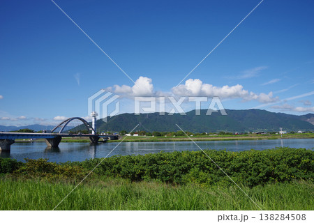 長良川大橋と木曽三川公園・展望タワー《長良川左岸より撮影》 138284508