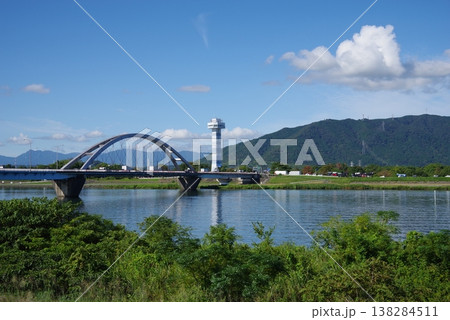 長良川大橋と木曽三川公園・展望タワー《長良川左岸より撮影》 長良川大橋と木曽三川公園・展望タワー《長良川左岸より撮影》 138284511