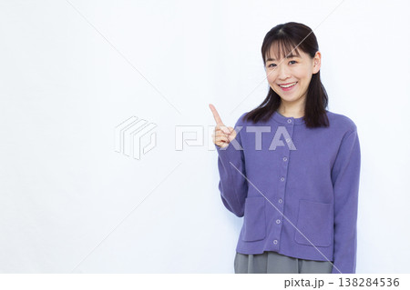 指さしをしている女性 138284536