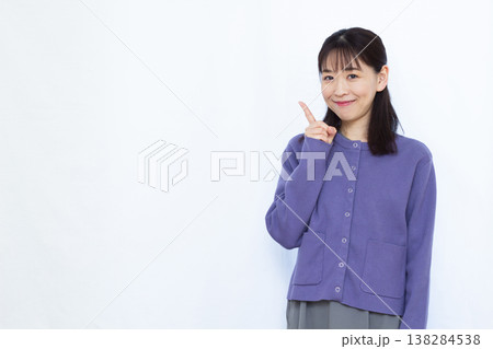 指さしをしている女性 指さしをしている女性 138284538