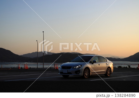 車と夕焼けの海の風景 138284890