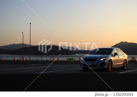 車と夕焼けの海の風景 車と夕焼けの海の風景 138284892