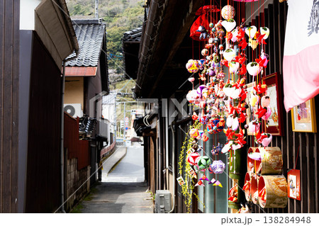 春の岡山県高梁市の美観地区周辺路地で見つけた吊るし雛のある風景 春の岡山県高梁市の美観地区周辺路地で見つけた吊るし雛のある風景 138284948