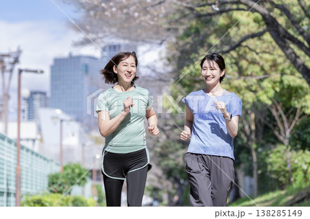 ランニングをする2人の女性 138285149