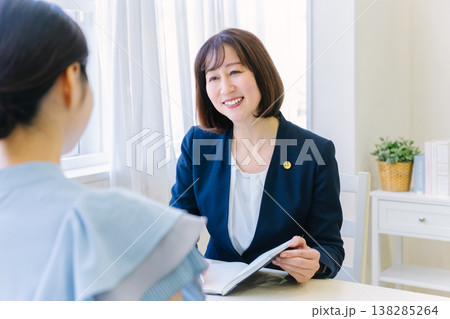 依頼者の話を聞く女性弁護士  法律相談 138285264
