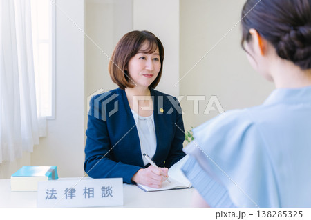 依頼者の話を聞く女性弁護士  法律相談 138285325