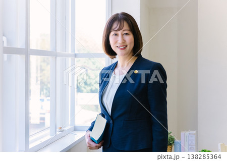 窓辺に立つ女性弁護士  法律事務所 138285364