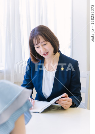 依頼者の話を聞く女性弁護士  法律相談 138285372