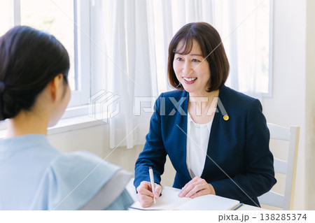 依頼者の話を聞く女性弁護士  法律相談 138285374