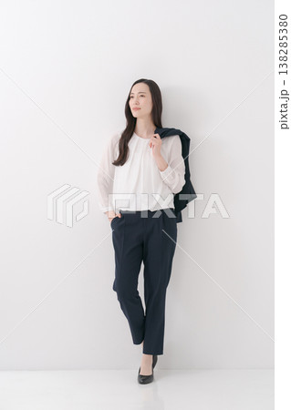 ジャケットを肩にかけたスーツの女性 138285380
