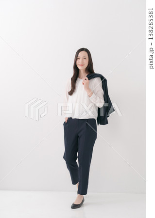 ジャケットを肩にかけたスーツの女性 138285381