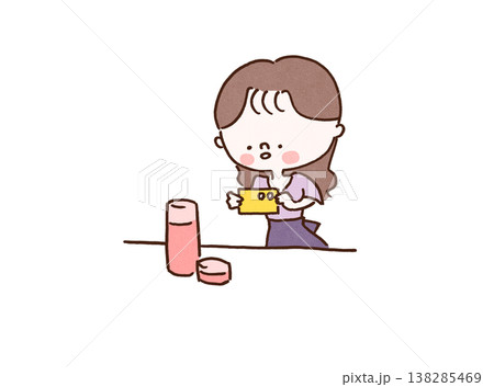 スマホで化粧水やコスメの物撮り写真を可愛く撮影している女性のイラスト 138285469