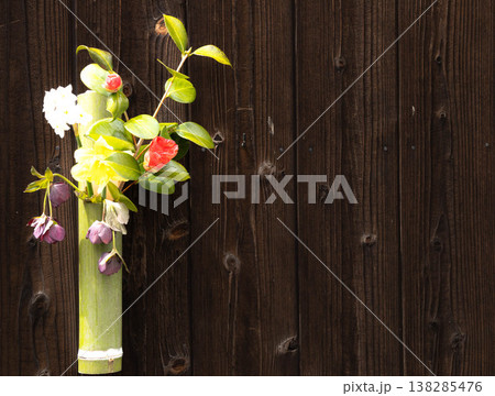 岡山県高梁市の美観地区の古い街並みと竹花器にさしてある花 138285476