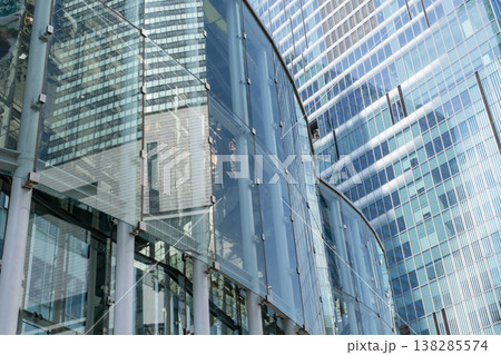 高層ビルを見上げる 138285574
