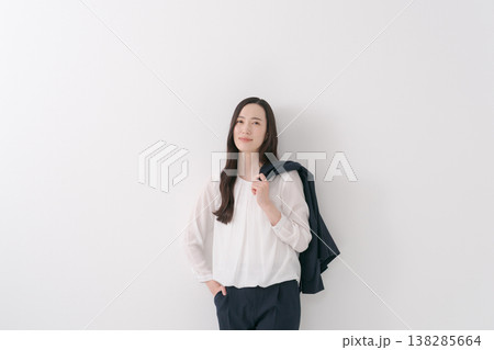 ジャケットを肩にかけたスーツの女性 ジャケットを肩にかけたスーツの女性 138285664