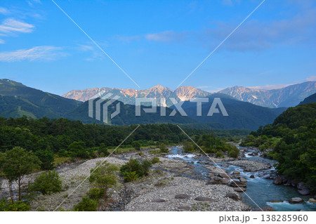 日本の山岳風景 清流と渓谷の自然 138285960