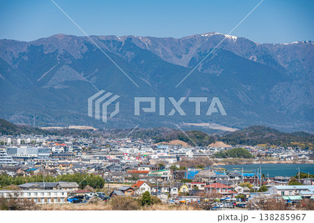 比良山系の山々と堅田の市街地風景　滋賀県大津市堅田 138285967