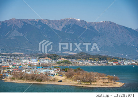 比良山系の山々と堅田の市街地風景　琵琶湖大橋からの眺め　滋賀県大津市堅田 138285971