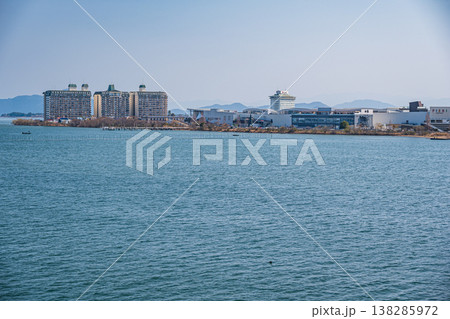 琵琶湖大橋から守山市方面の眺め　滋賀県守山市 138285972