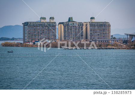 琵琶湖大橋から守山市方面の眺め　滋賀県守山市 138285973