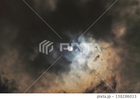 冬の夜空に朧月が輝く21 138286013