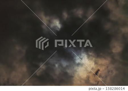 冬の夜空に朧月が輝く22 冬の夜空に朧月が輝く22 138286014