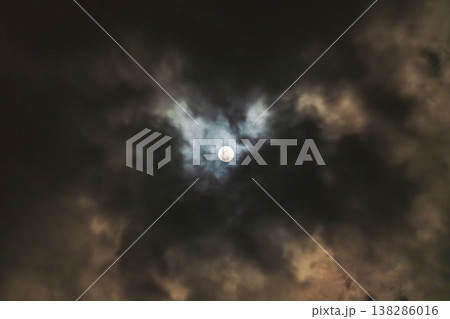 冬の夜空に朧月が輝く23 138286016