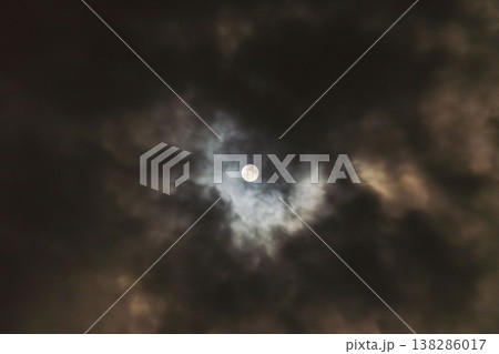 冬の夜空に朧月が輝く24 冬の夜空に朧月が輝く24 138286017