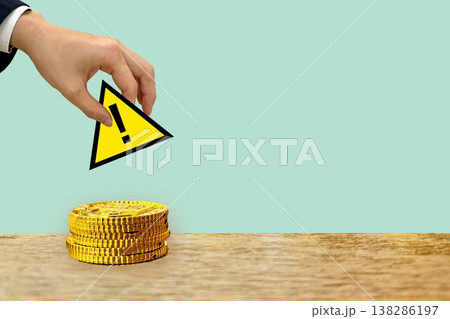お金と注意のマーク お金と注意のマーク 138286197