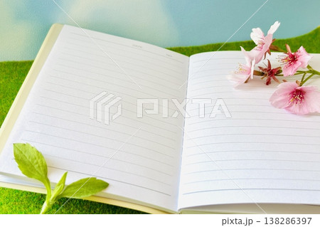 ノートと葉っぱと桜の花 ノートと葉っぱと桜の花 138286397