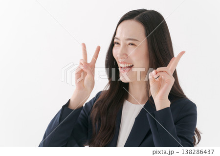 ピースするスーツの女性 138286437