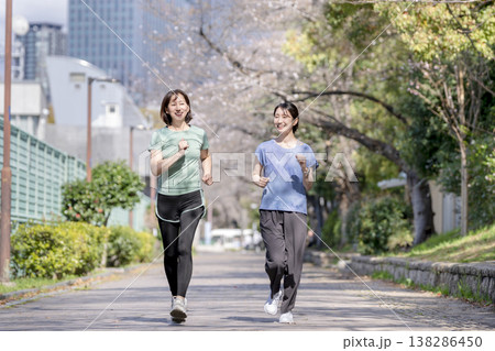 並んでランニングをする2人の女性 138286450