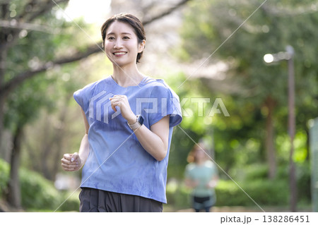 ランニングをする若い女性 138286451