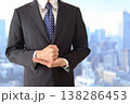 手を打つビジネスマンのひらめき 138286453