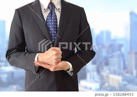 手を打つビジネスマンのひらめき 手を打つビジネスマンのひらめき 138286453