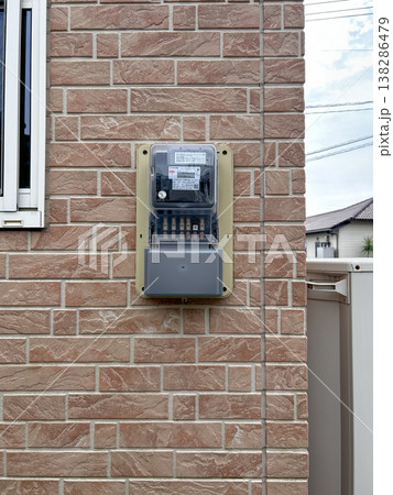 壁に取り付けられている次世代型の新しい電気メーター 138286479
