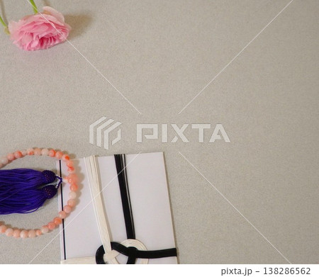 桃色の花と数珠と香典袋 桃色の花と数珠と香典袋 138286562