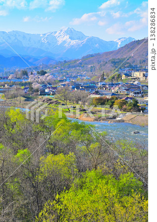 利根川と谷川連峰　谷川岳　月夜野大橋からの眺め　　　 138286834