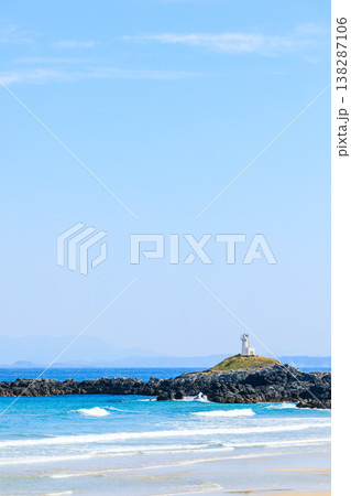 春の壱岐乙島灯台　長崎県壱岐市 138287106