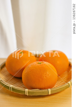 今が旬の甘酸っぱい甘夏 138287182