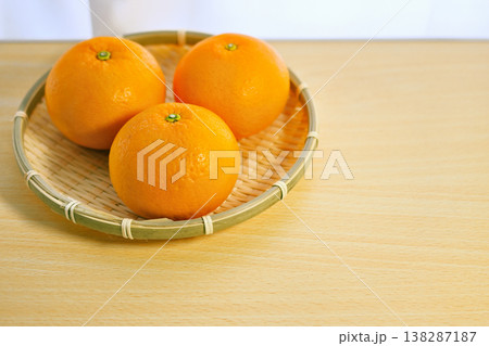 今が旬の甘酸っぱい甘夏 138287187