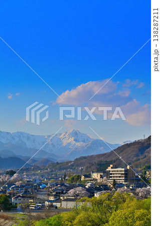 谷川連峰　谷川岳　桜の咲く頃　月夜野大橋からの眺め　　　 138287211