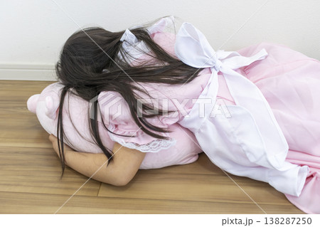 メイド服を着てうつ伏せで寝る女の子（顔無し、5歳、日本人） 138287250